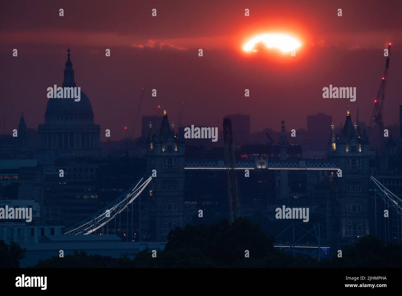 Londres, Royaume-Uni. 19th juillet 2022. Météo au Royaume-Uni : coucher de soleil sur les vagues de chaleur. Un spectaculaire soleil orange se couche sur la ville, alors qu'une nouvelle température record au Royaume-Uni a été fixée à plus de 40C. Credit: Guy Corbishley/Alamy Live News Banque D'Images