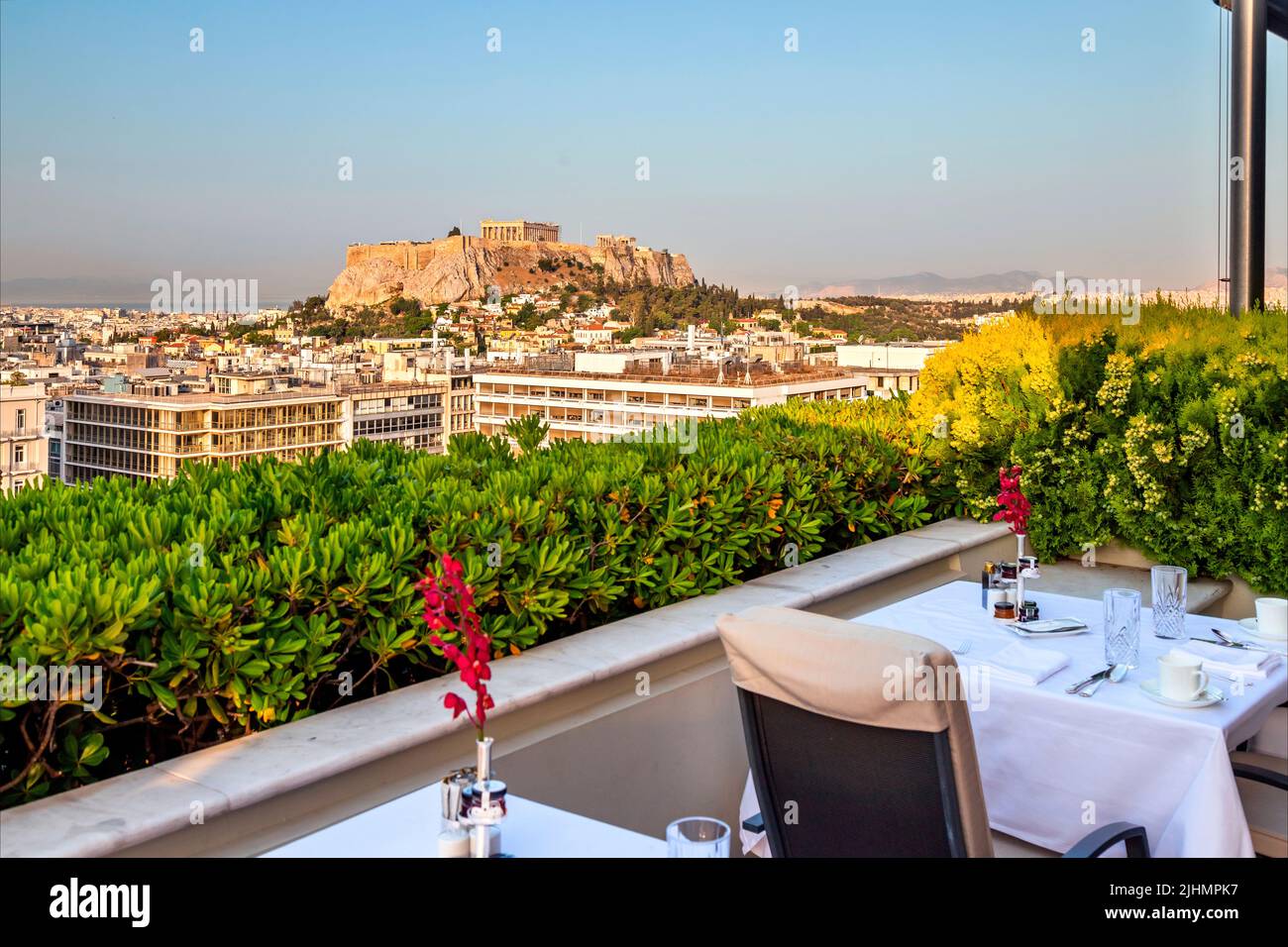 Vue sur l'Acropole depuis le bar-restaurant GB Roof Garden, Athènes, Grèce. Banque D'Images