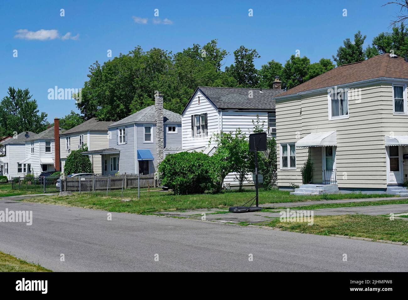 Rue résidentielle suburbaine américaine avec maisons en panneaux de deux étages Banque D'Images