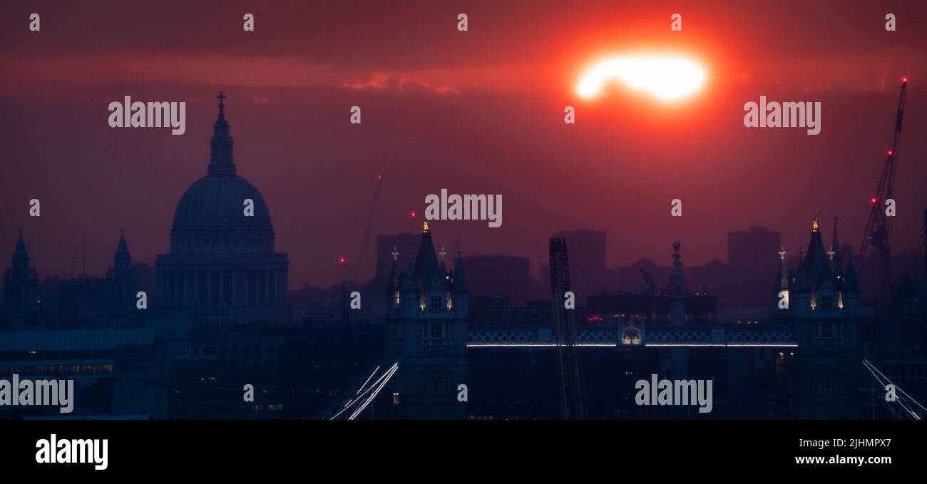 Londres, Royaume-Uni. 19th juillet 2022. Météo au Royaume-Uni : coucher de soleil sur les vagues de chaleur. Un spectaculaire soleil orange se couche sur la ville, alors qu'une nouvelle température record au Royaume-Uni a été fixée à plus de 40C. Credit: Guy Corbishley/Alamy Live News Banque D'Images