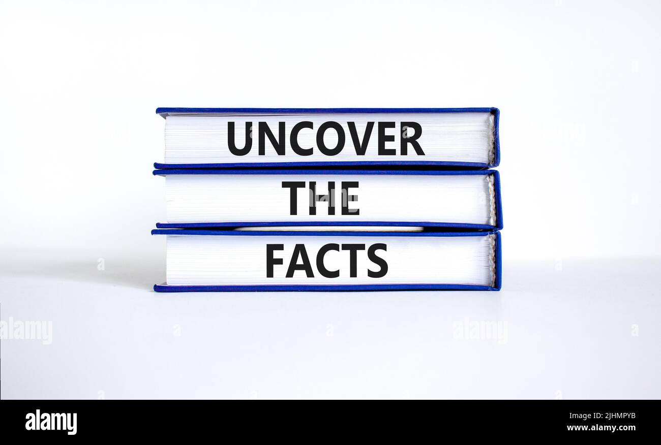 Découvrez le symbole des faits. Les mots de concept découvrent les faits sur les livres sur un beau tableau blanc fond blanc. Et découvrir le concept des faits Banque D'Images