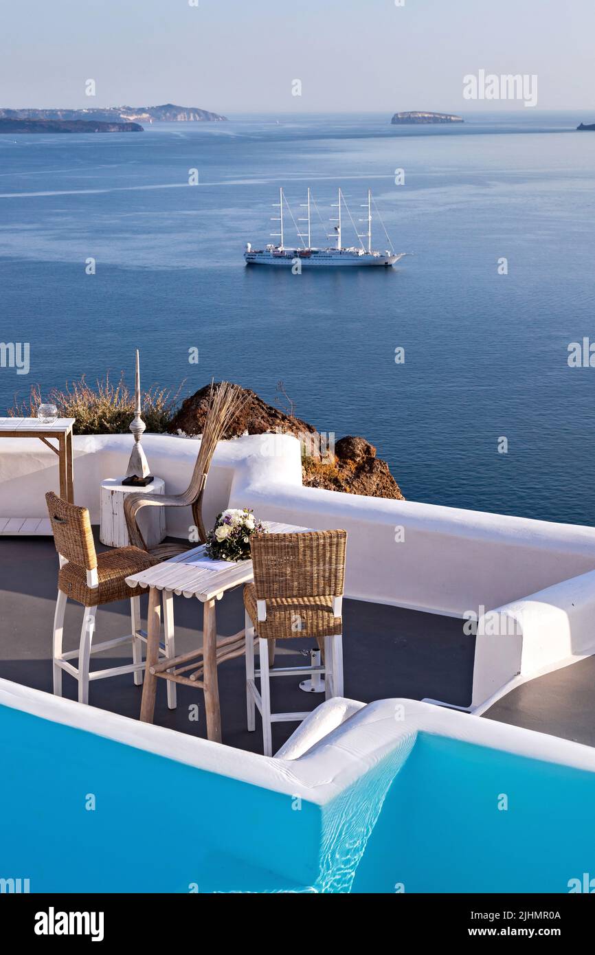 Belle vue sur la caldeira du volcan de Santorin dans le village d'Oia, Cyclades, mer Egée, Grèce. Photo prise à l'hôtel Katikies Kirini. Banque D'Images