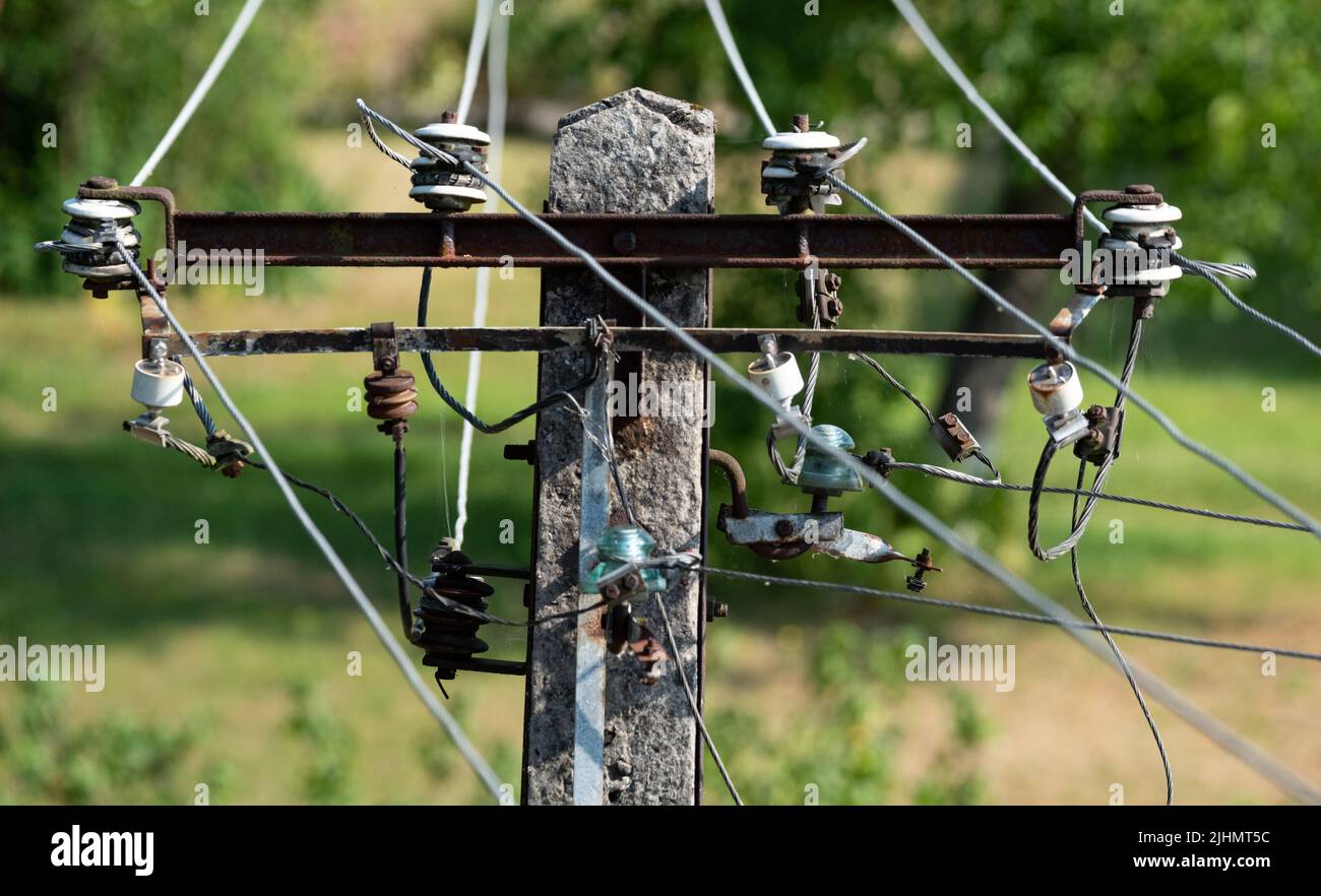 Réseau électrique. Pôle avec fils électriques. Fils électriques sur la tige avec isolants. Transmission d'électricité. Banque D'Images