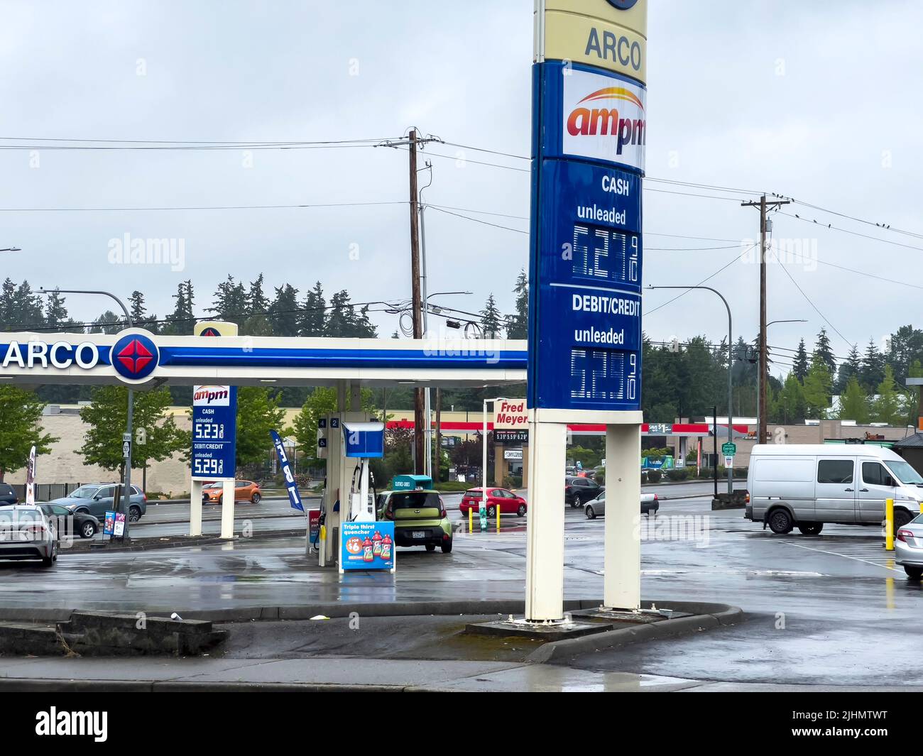 Everett, WA USA - vers juillet 2022: Vue grand angle d'une station-service pendant une inflation des prix en été. Banque D'Images