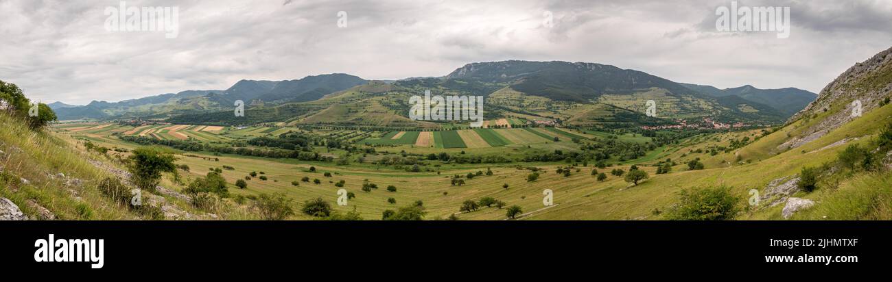 vue panoramique sur la rimetea et le coltesti depuis le massif de piatra secului Banque D'Images