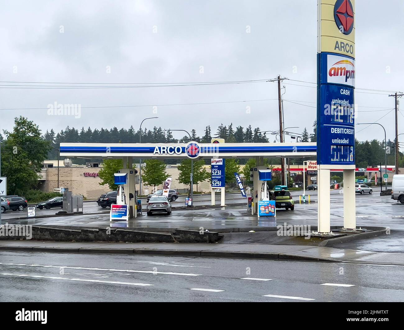Everett, WA USA - vers juillet 2022: Vue grand angle d'une station-service pendant une inflation des prix en été. Banque D'Images