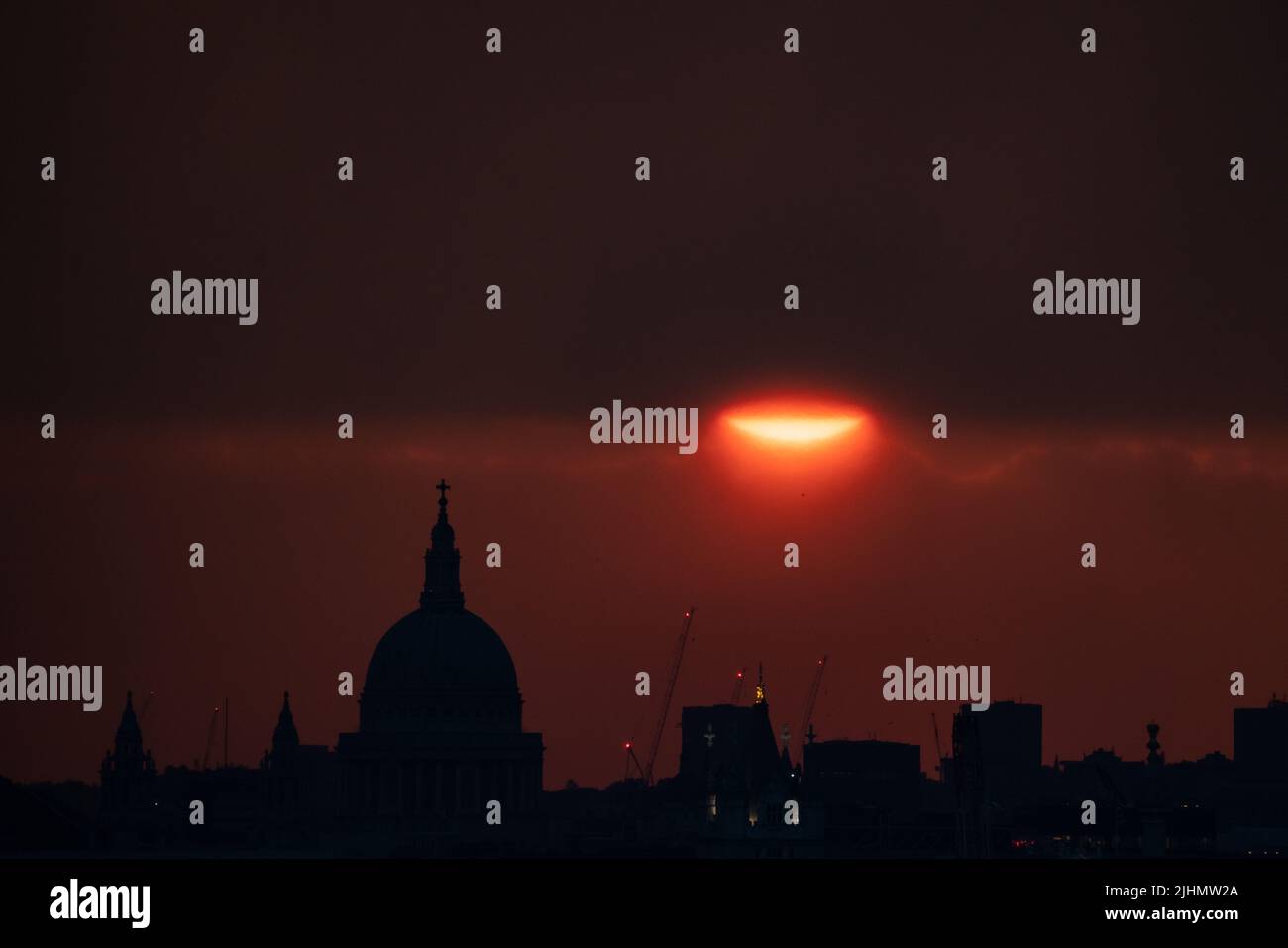 Londres, Royaume-Uni. 19th juillet 2022. Météo au Royaume-Uni : coucher de soleil sur les vagues de chaleur. Un soleil spectaculaire se couche sur la ville, alors qu'une nouvelle température record au Royaume-Uni a été fixée à plus de 40C. Credit: Guy Corbishley/Alamy Live News Banque D'Images