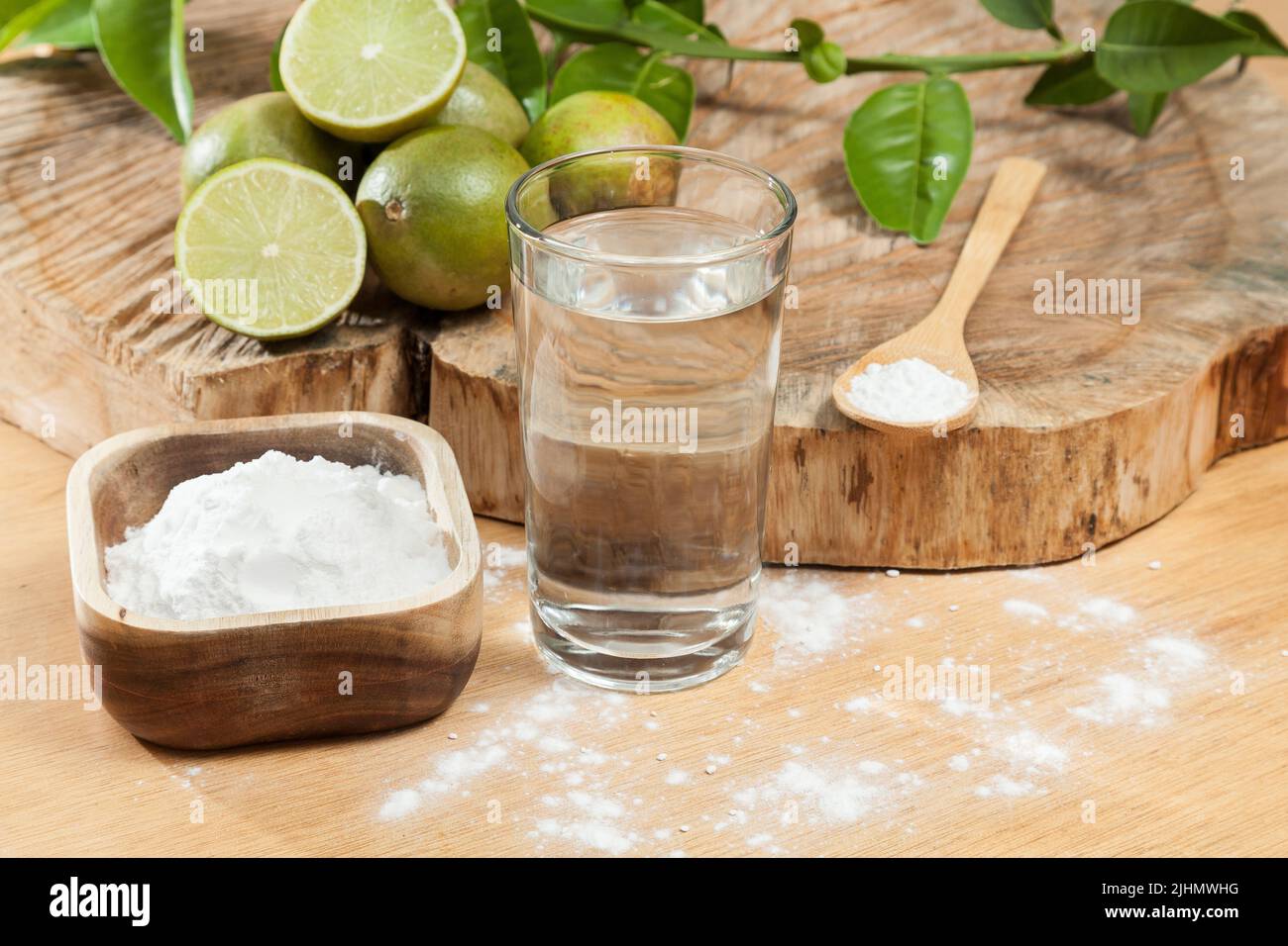 Bicarbonate de soude - bicarbonate de sodium, eau et citron. Banque D'Images
