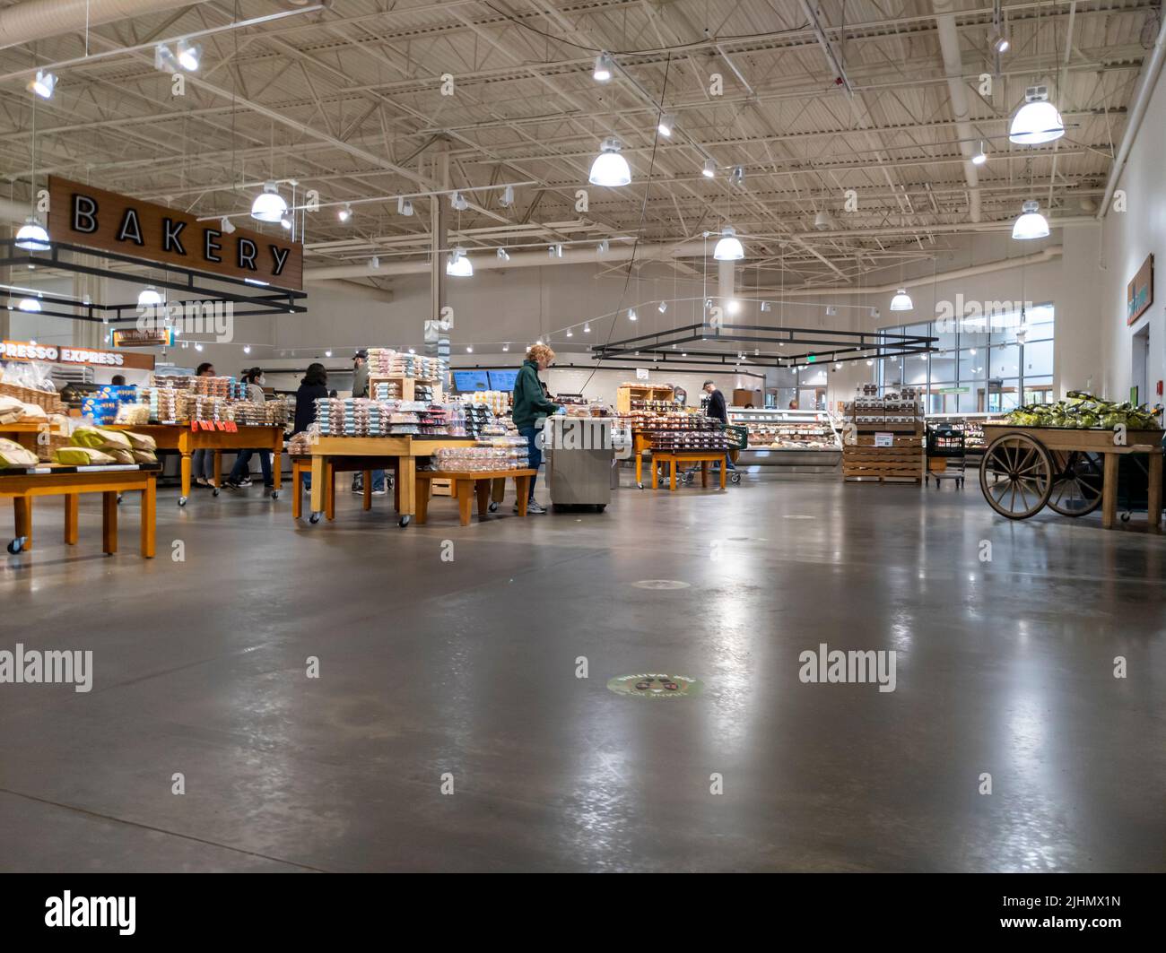 Mill Creek, WA États-Unis - vers juin 2022 : vue sur les gens qui magasinent pour du pain et des pâtisseries à l'intérieur d'une épicerie de la ville et de la campagne. Banque D'Images