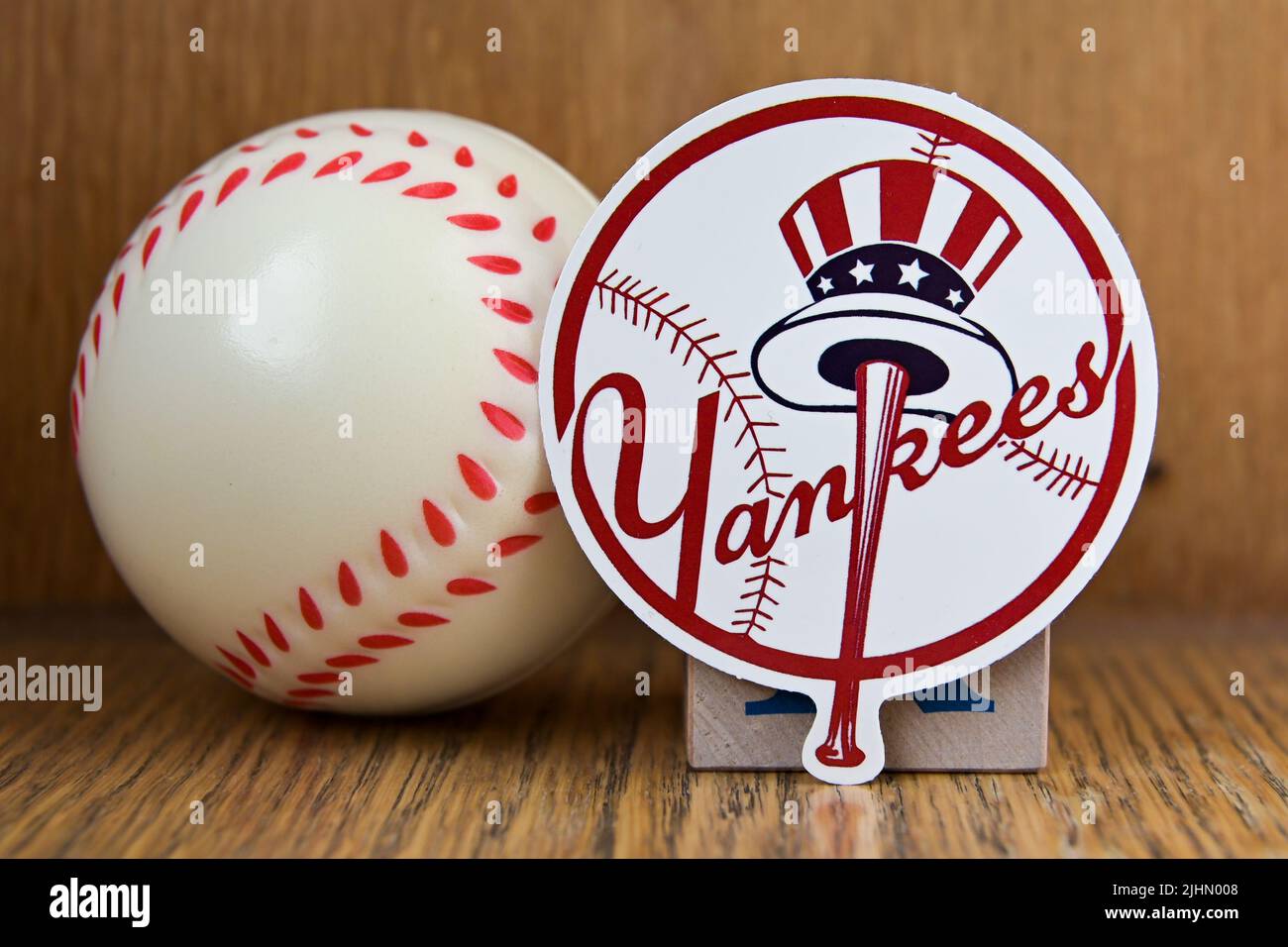 19 juillet 2022, Cooperstown, New York. L'emblème du club de baseball des New York Yankees et d'un baseball. Banque D'Images