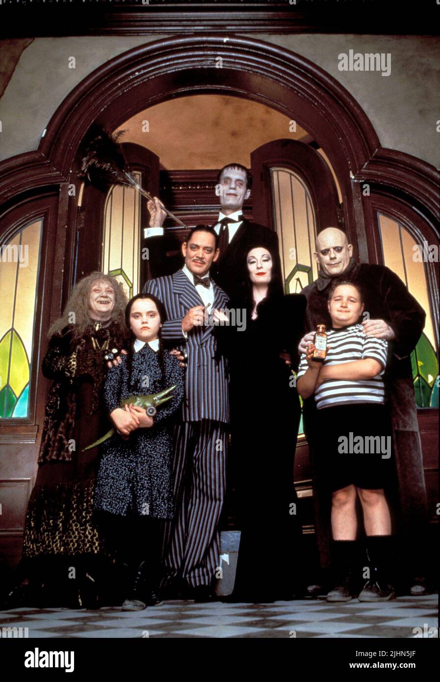 CAROL KANE, Christina Ricci, RAUL JULIA, CAREL STRUYCKEN, ANGÉLICA HUSTON, CHRISTOPHER LLOYD, JIMMY WORKMAN, LES VALEURS DE LA FAMILLE ADDAMS, 1993 Banque D'Images