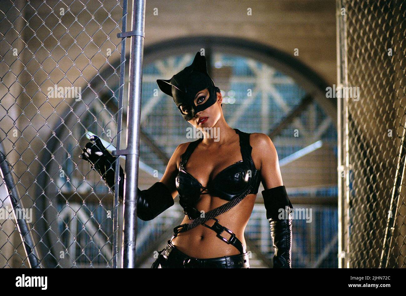 HALLE BERRY, Catwoman, 2004 Banque D'Images