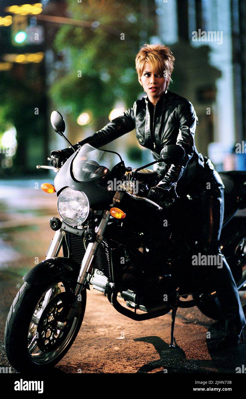 HALLE BERRY, Catwoman, 2004 Banque D'Images