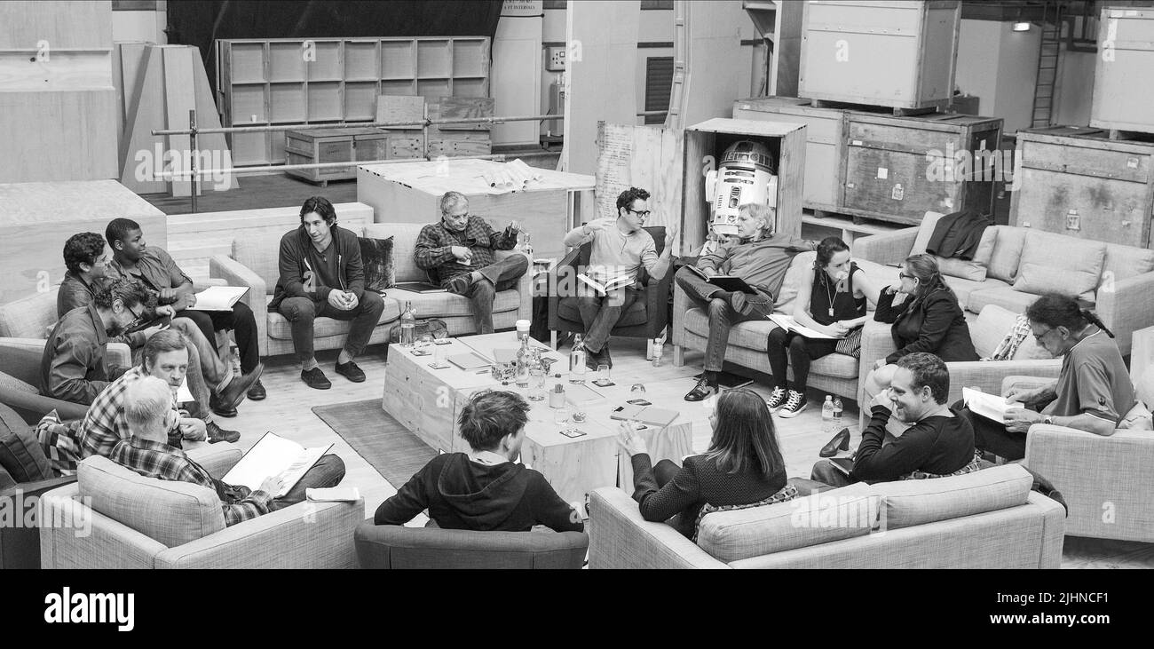 FORD,DANIELS,R2-D2,FISHER,HAMILL,KASDAN,KENNEDY,ABRAMS,MAYHEW,SERKIS,ISAAC,BURK,GLEESON,CONDUCTEUR,BOYEGA,RIDLEY, STAR WARS: EPISODE VII - LA FORCE S'ÉVEILLE Banque D'Images
