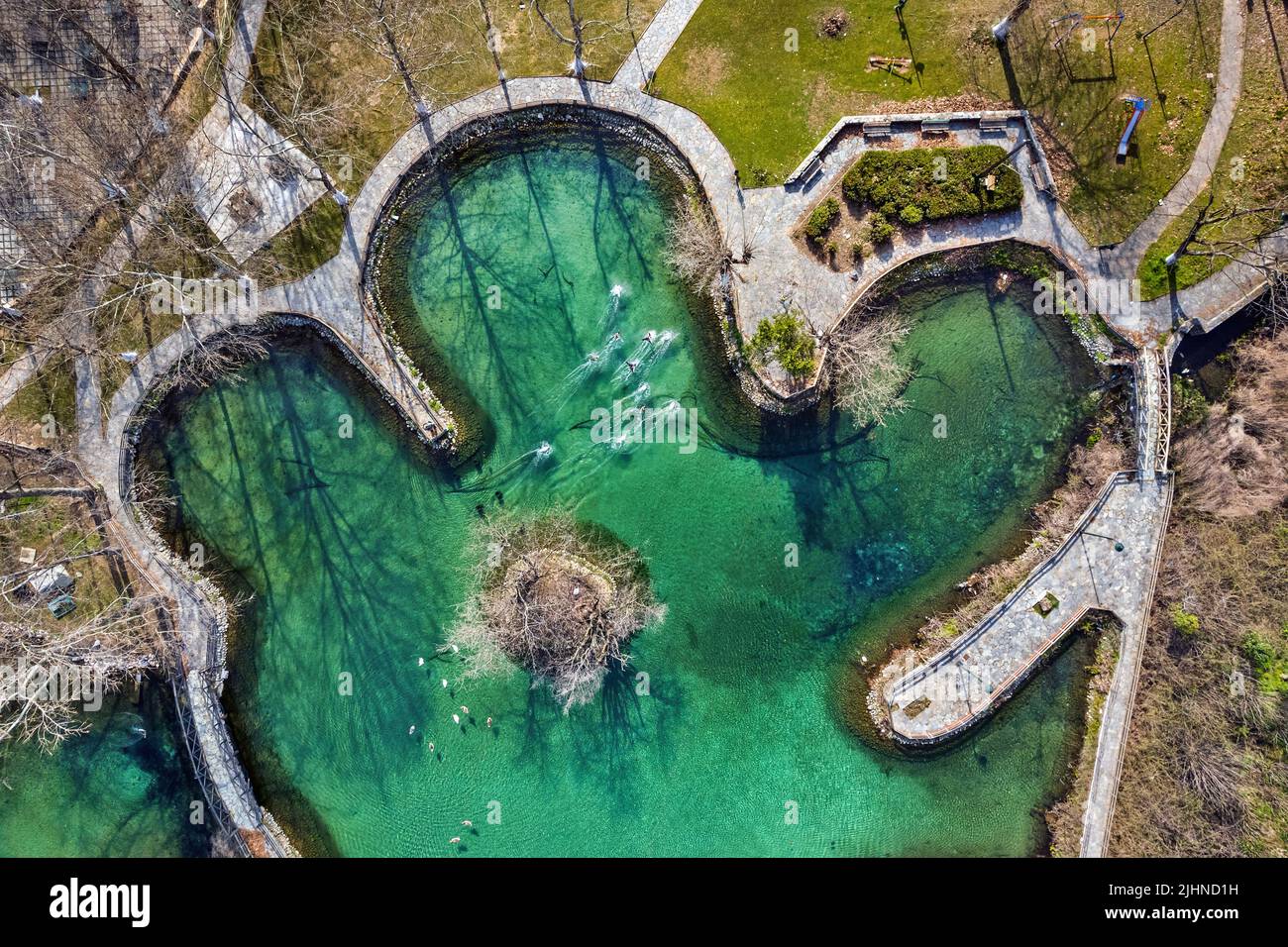 Vryssi Tyrnavou, un petit lac pittoresque et une belle aire de loisirs à proximité de la ville de Tyrnavos, Larissa, Thessalie, Grèce. Banque D'Images
