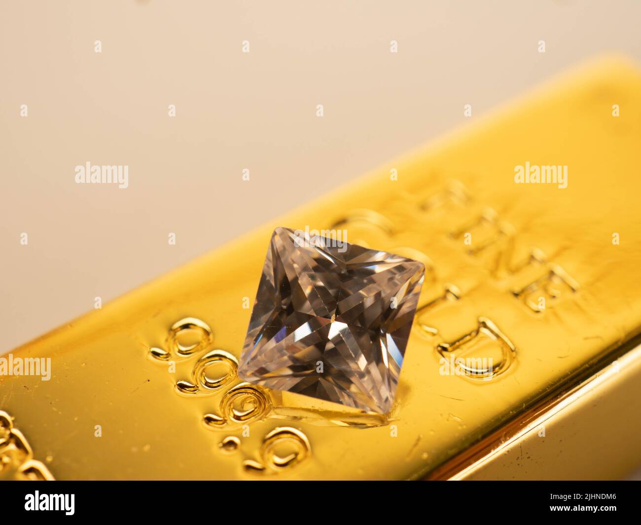 Gros plan d'un diamant brut sur une barre d'or fine de 999 Banque D'Images