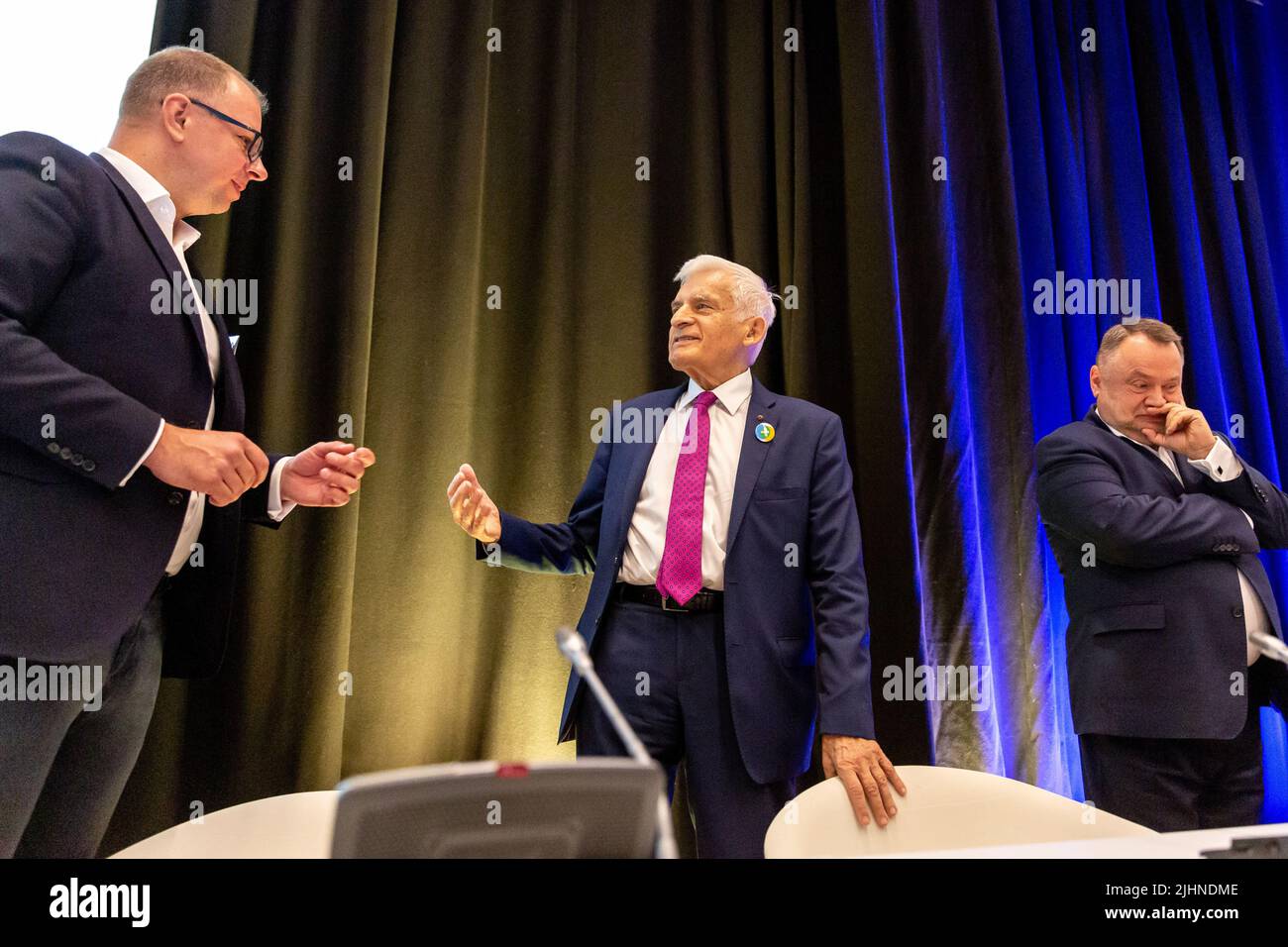 Cracovie, Pologne. 19th juillet 2022. Jerzy Buzek, député européen, ancien Président du Parlement européen (C), assiste à la Conférence sur le secours et la reconstruction de l'Ukraine et sa perspective européenne organisée par le Comité économique et social européen au Centre des congrès de Cracovie. La conférence visait à examiner les stratégies et les besoins de l'Ukraine en matière de reconstruction, en particulier dans le contexte de sa candidature à l'adhésion à l'UE. Crédit : SOPA Images Limited/Alamy Live News Banque D'Images