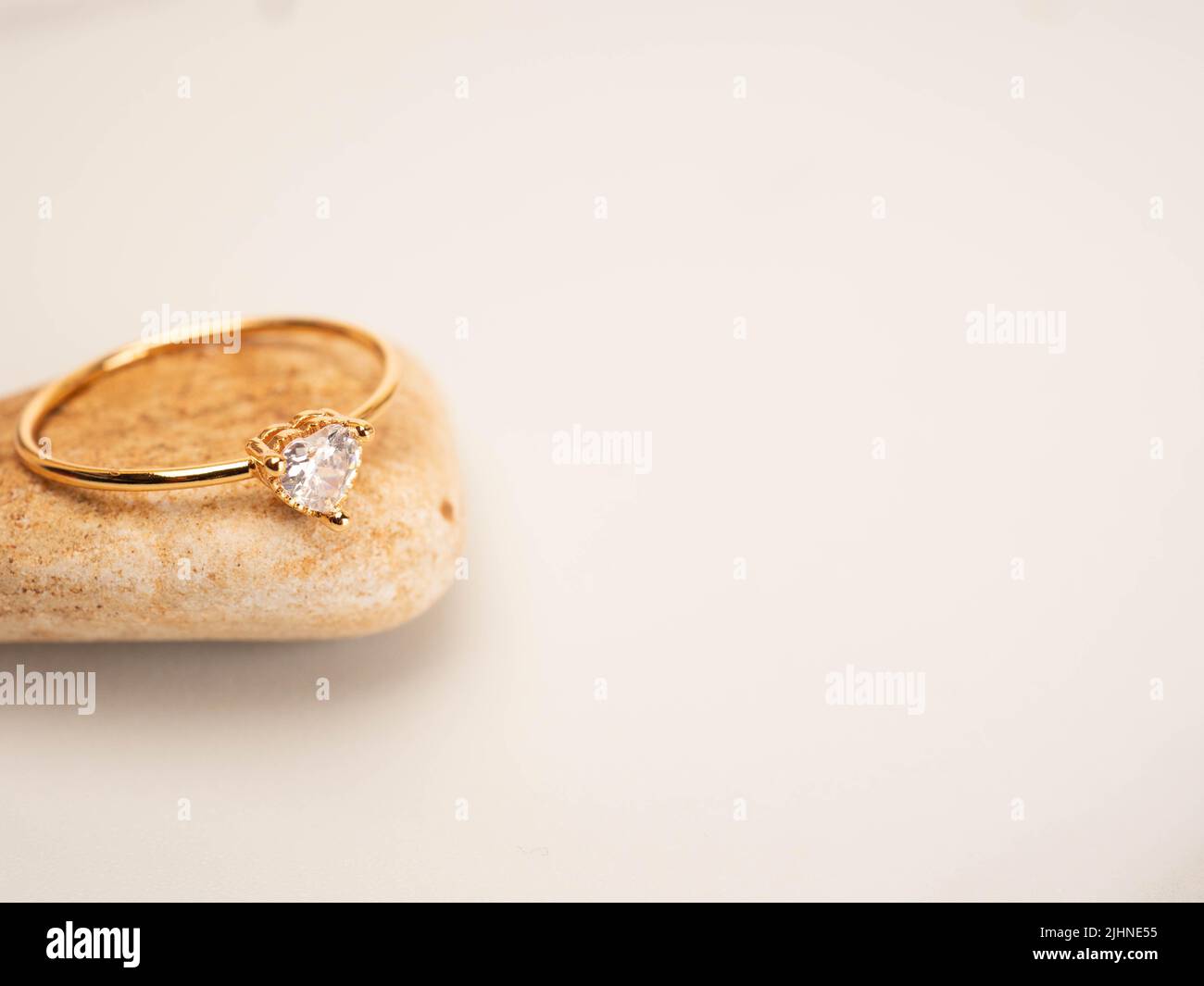 Gros plan de l'anneau de mariage en or avec beau diamant Banque D'Images