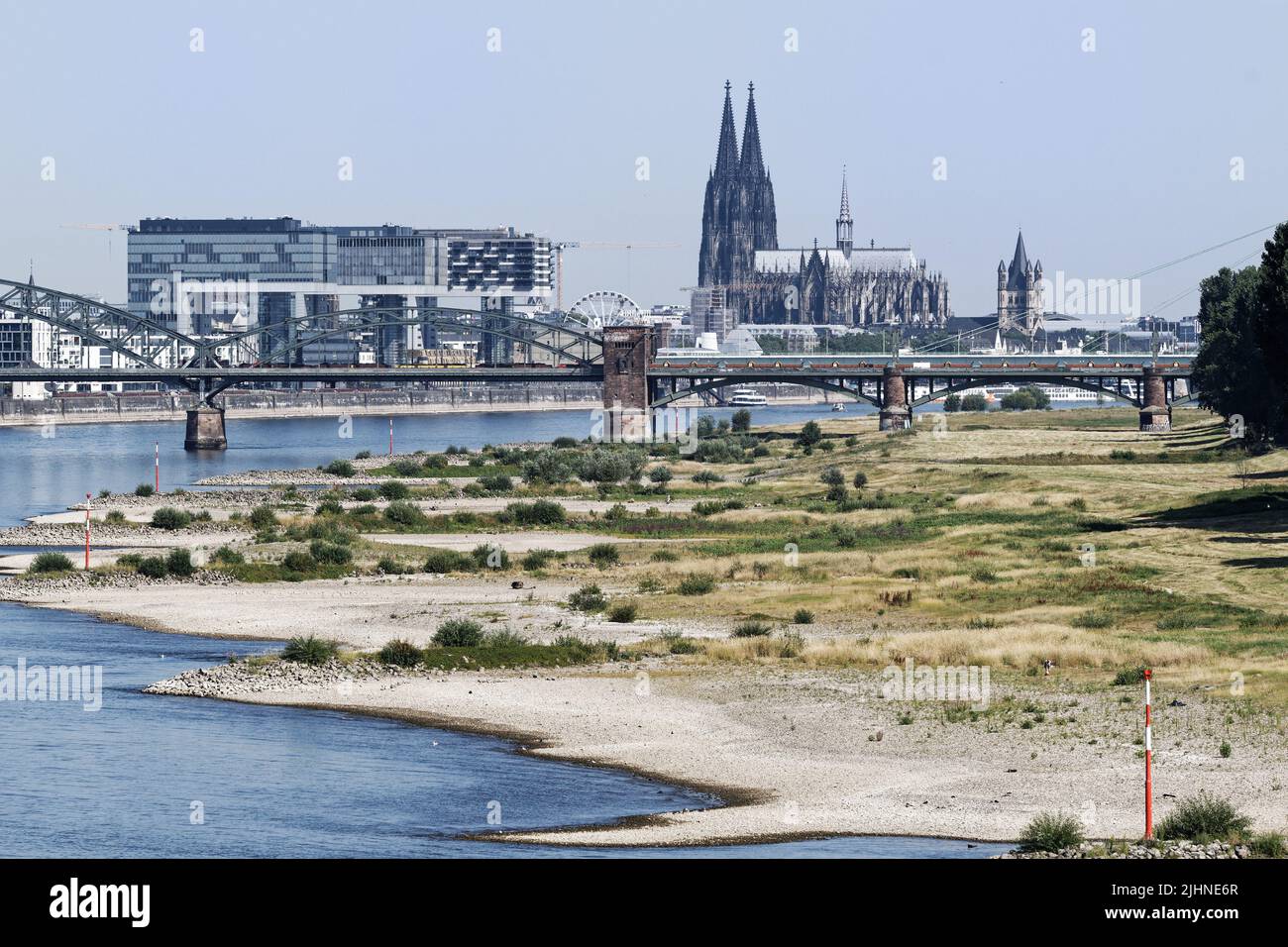Cologne, Allemagne 19 juillet 2022: Niveau d'eau bas sur le rhin à cologne Banque D'Images