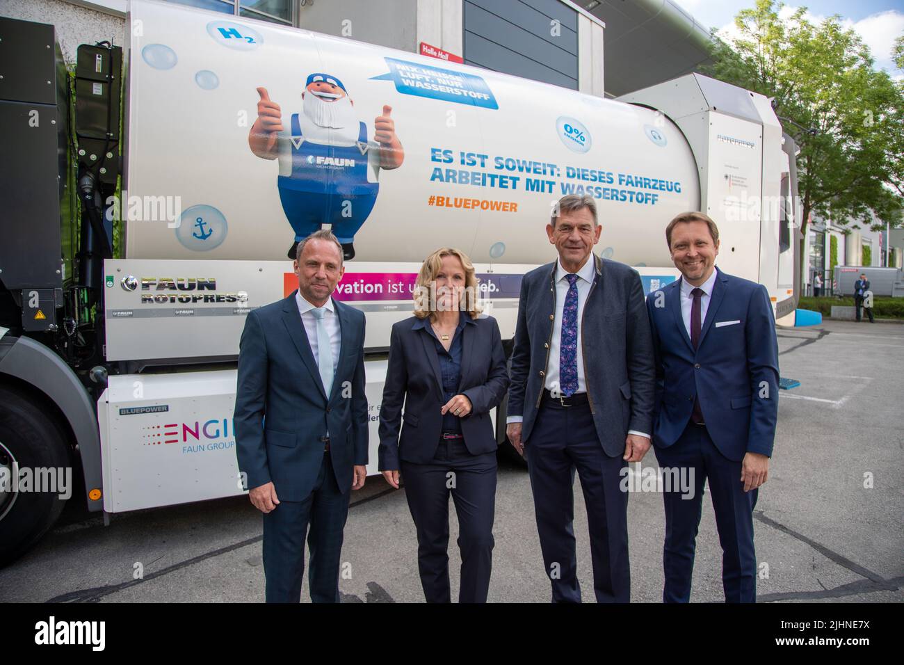 Munich, Allemagne. 30th mai 2022. De gauche à droite : Thorsten Glauber, ministre de l'Environnement de Bavière, Steffi Lemke, ministre de l'Environnement de l'Allemagne, Johannes F. Kirchhoff ( FAUN ), Stefan Rummel, directeur général de Messe Munich, lors de la tournée du salon IFAT Munich sur 30 mai 2022 à Munich, en Allemagne. L'IFAT est le premier salon mondial de la gestion de l'eau, des eaux usées, des déchets et des matières premières et a lieu depuis 30 mai - 3 juin 2022. (Photo par Alexander Pohl/Sipa USA) crédit: SIPA USA/Alay Live News Banque D'Images