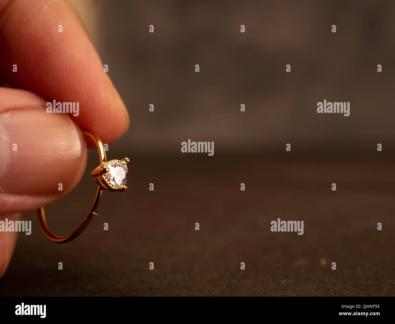 Gros plan de l'anneau de mariage en or avec beau diamant Banque D'Images