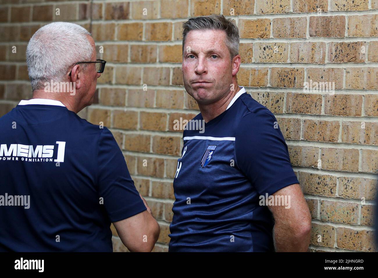 Neil Harris, directeur de Gillingham, parle à son président Paul Scales avant le match, lors du match amical d'avant-saison entre Gillingham et Crystal Palace au MEMS Priestfield Stadium, à Gillingham, le mardi 19th juillet 2022. (Credit: Tom West | MI News) Credit: MI News & Sport /Alay Live News Banque D'Images