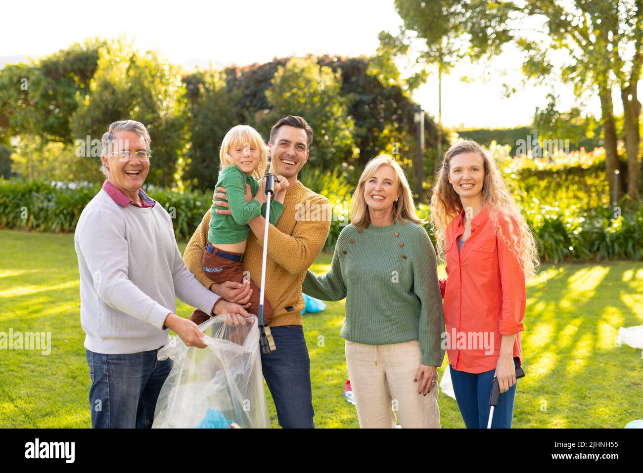 Image d'une famille de plusieurs générations de caucasiens heureux collectant les déchets ensemble Banque D'Images