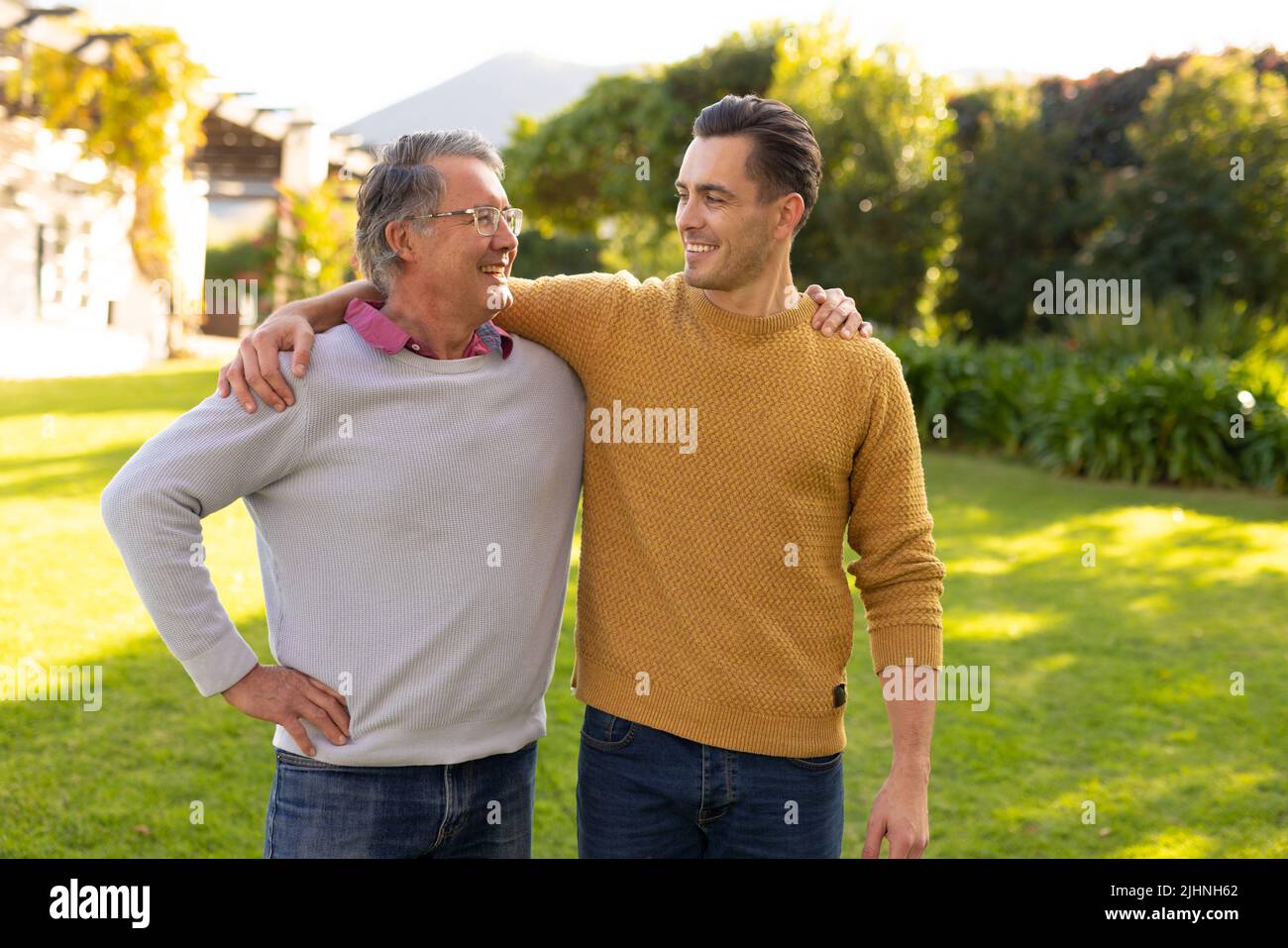 Image d'un père caucasien heureux et d'un fils adulte dans le jardin Banque D'Images