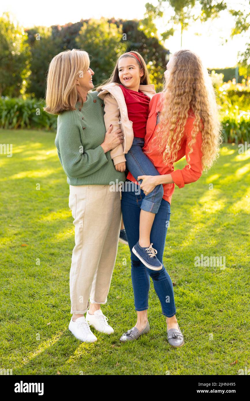 Image verticale des femmes blanches de trois générations heureuses dans le jardin Banque D'Images