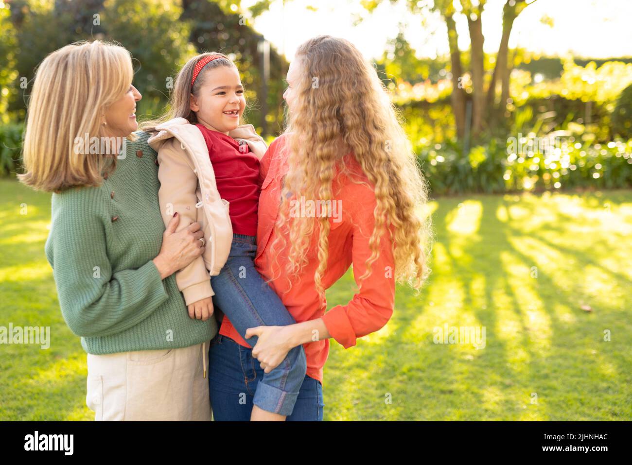 Image des femmes blanches de trois générations heureuses dans le jardin Banque D'Images