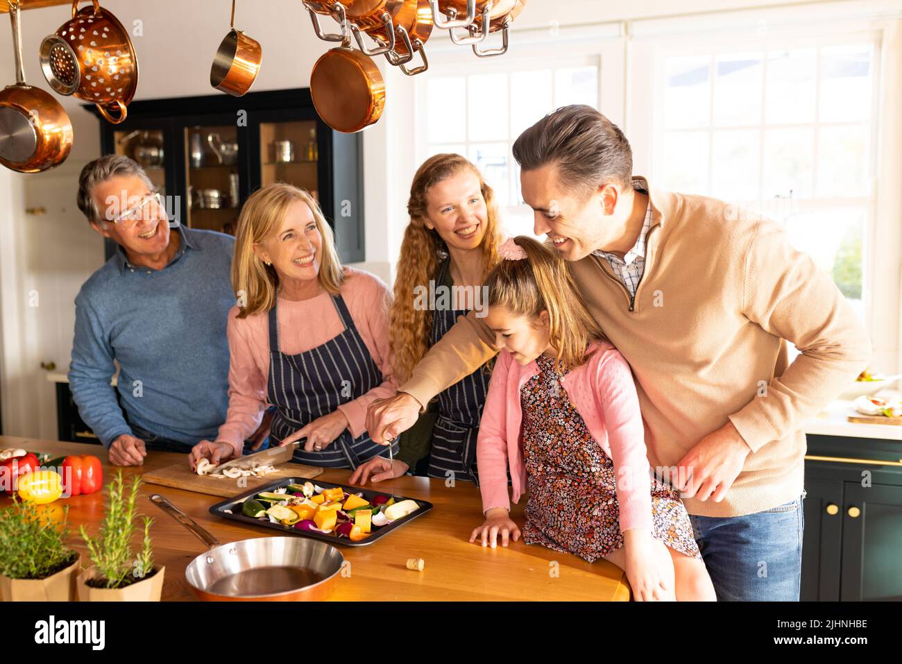 Image de la bonne famille de plusieurs générations de caucasiens préparant le dîner ensemble Banque D'Images