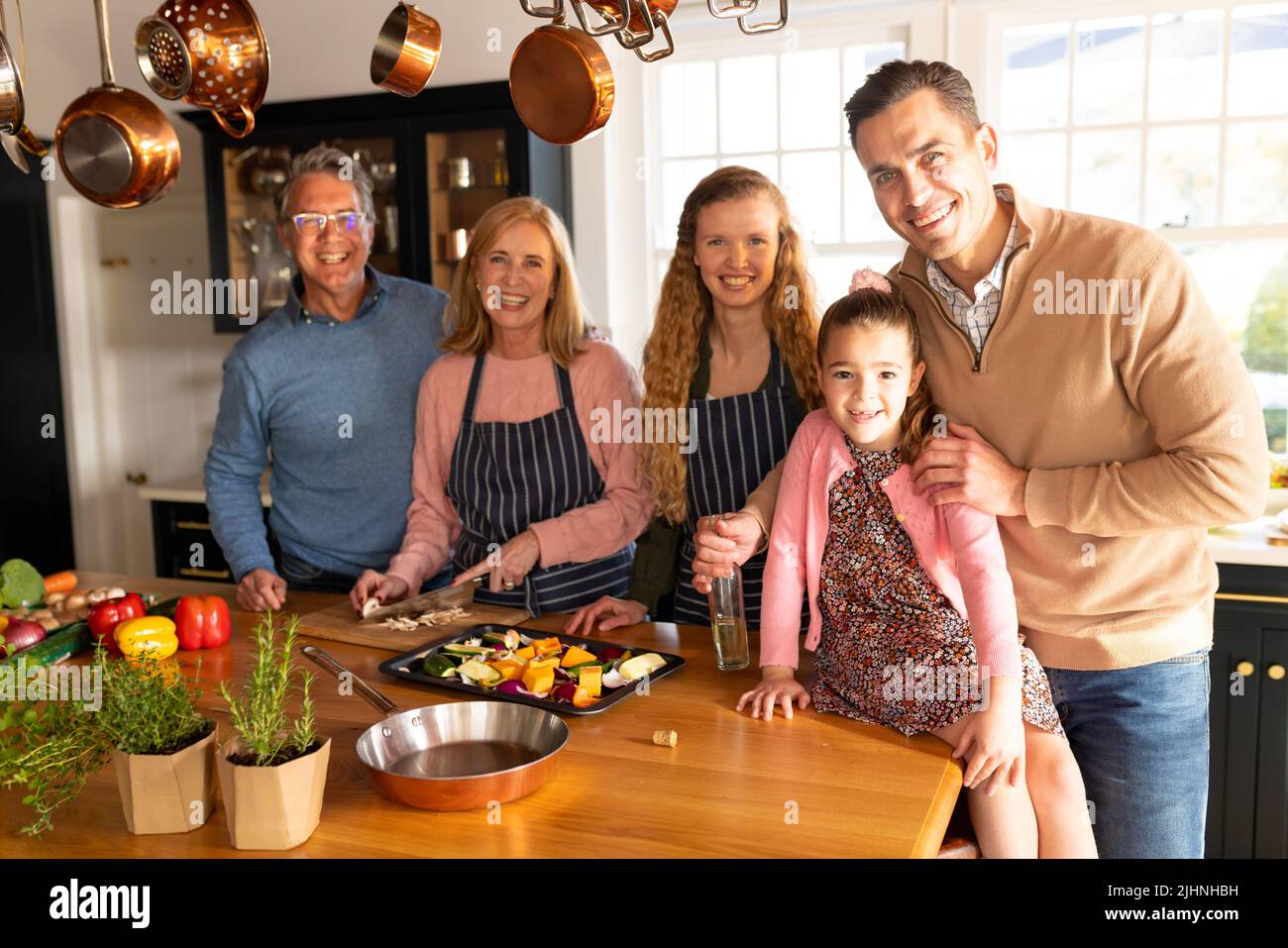 Image de la bonne famille de plusieurs générations de caucasiens préparant le dîner ensemble Banque D'Images