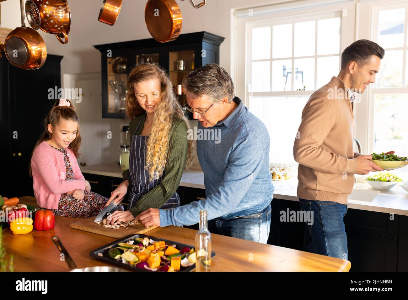 Image de la bonne famille de plusieurs générations de caucasiens préparant le dîner ensemble Banque D'Images