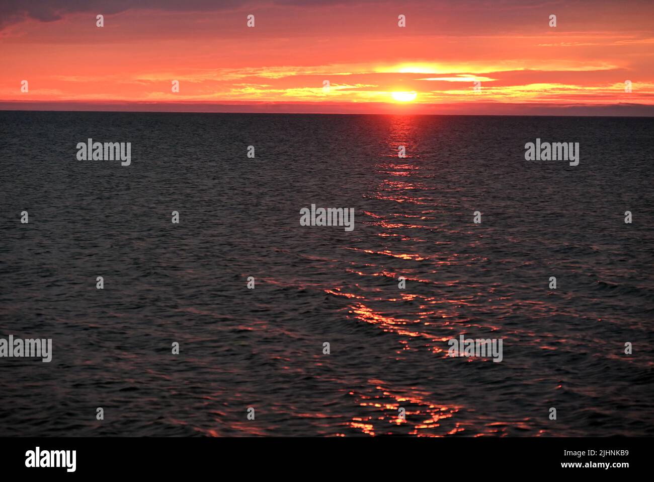 Coucher de soleil sur le bord de mer national des îles Apôtres, dans le lac supérieur. Banque D'Images