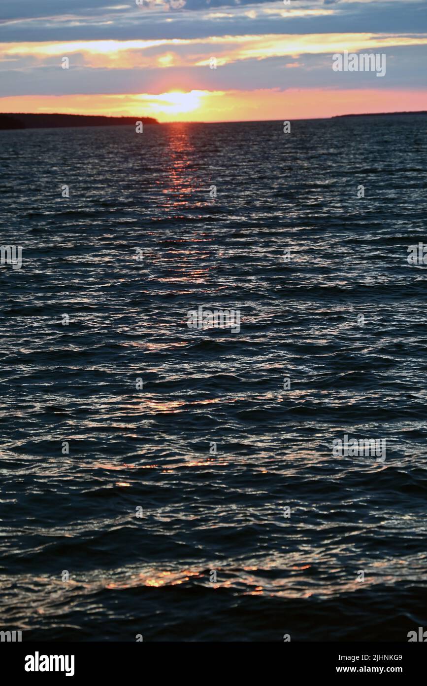 Coucher de soleil sur le bord de mer national des îles Apôtres, dans le lac supérieur. Banque D'Images