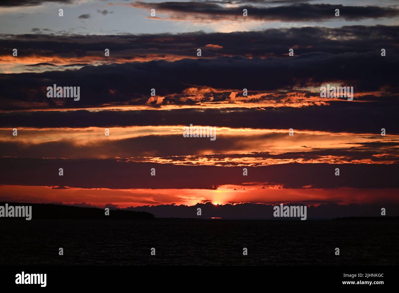 Coucher de soleil sur le bord de mer national des îles Apôtres, dans le lac supérieur. Banque D'Images