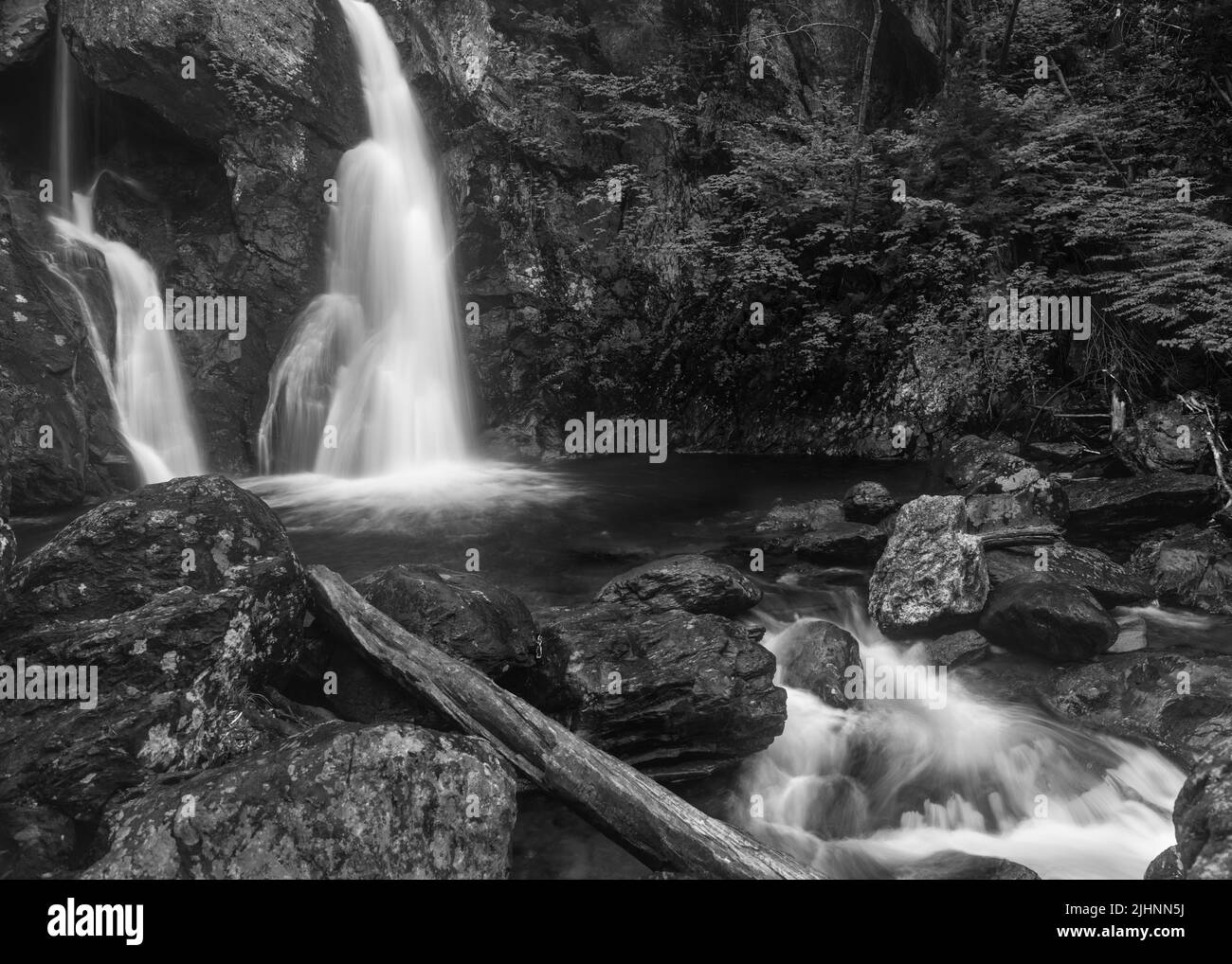 Cascade et rochers en noir et blanc Banque D'Images