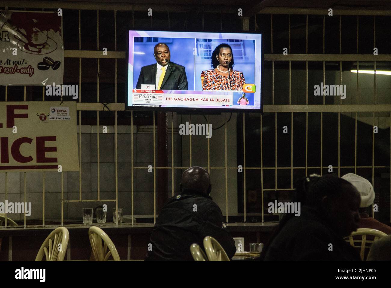 Nakuru, Kenya. 19th juillet 2022. Les gens regardent la diffusion en direct du débat présidentiel adjoint qui a présenté Azimio la Umoja Political Coalitionís Martha Karua et Kenya Kwanza Political Coalitionís Rigathi Gachagua. Le débat a été diffusé dans les principales stations de radiodiffusion et plates-formes numériques du Kenya. Les déblais ont eu l'occasion de dire aux Kenyans leurs priorités clés s'ils forment le prochain gouvernement. Le Kenya tiendra ses élections générales sur 9 août 2022. (Photo de James Wakibia/SOPA Images/Sipa USA) crédit: SIPA USA/Alay Live News Banque D'Images