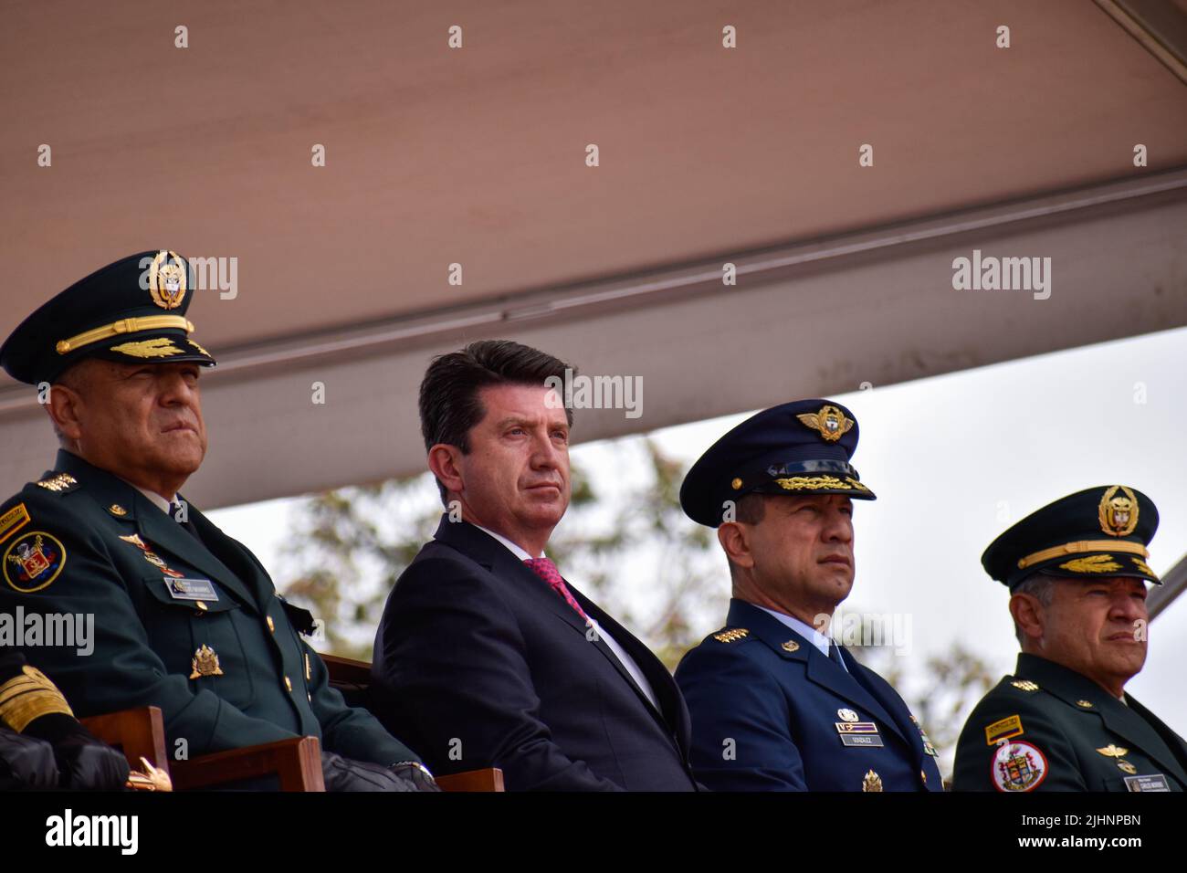 Bogota, Colombie, 19 juillet 2022. Commandant colombien de l'armée des forces armées général Luis Fernando Navarro (à gauche), ministre colombien de la Défense Diego Molano (au centre à gauche), maire général Jorge Leon Gonzalez de l'armée de l'air colombienne (au centre à droite) Et le général de l'armée Carlos Moreno (à droite) lors de la cérémonie des honneurs aux familles des militaires tombés au combat avant le défilé du jour de l'indépendance de la Colombie qui a lieu le 20 juillet, à Bogota, Colombie, 19 juillet 2022. Photo de: Cristian Bayona/long Visual Press Banque D'Images