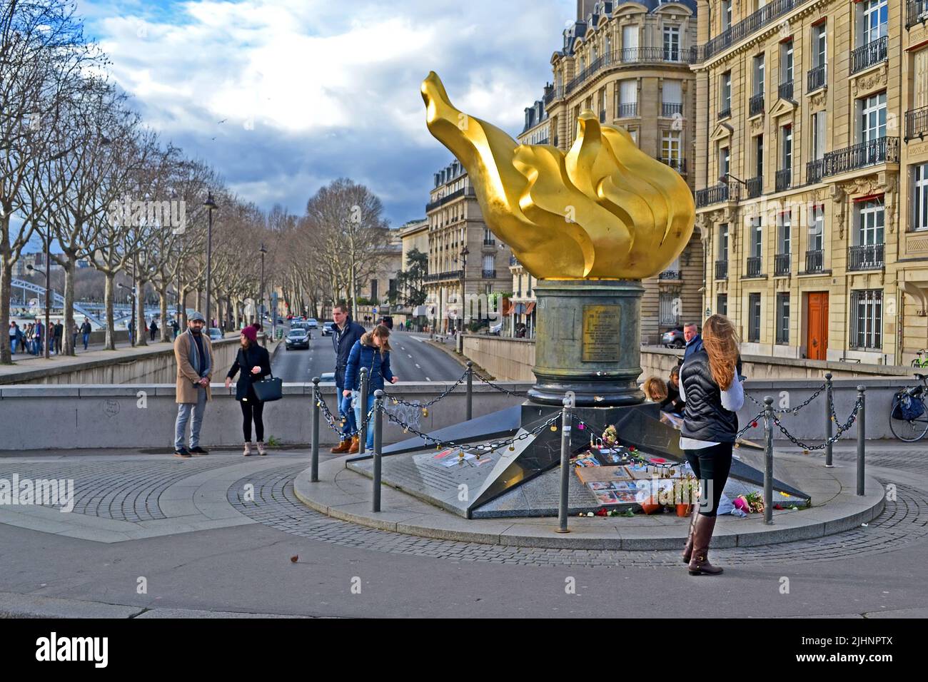 Flamme de la liberté, Pont d'Alma, Paris, France. Le tunnel sous le monument était l'endroit où Lady Diana avait eu un accident de voiture mortel. Mémorial non officiel. Banque D'Images