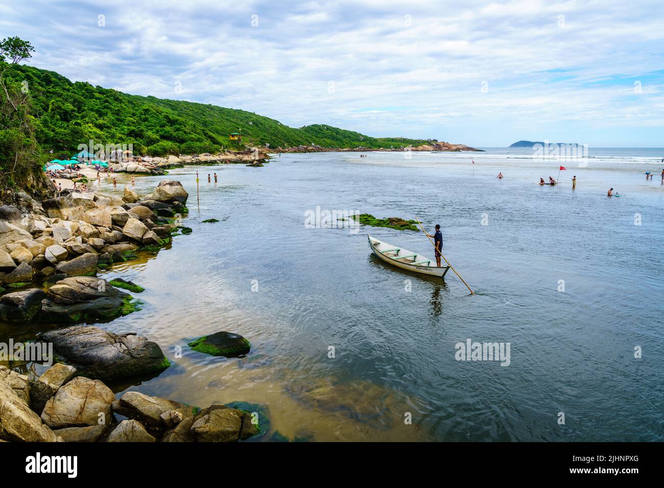 Guarda do Embau, 14 janvier 2022: Rio da Madre séparant la plage de Praia Guarda do Embau du continent Banque D'Images