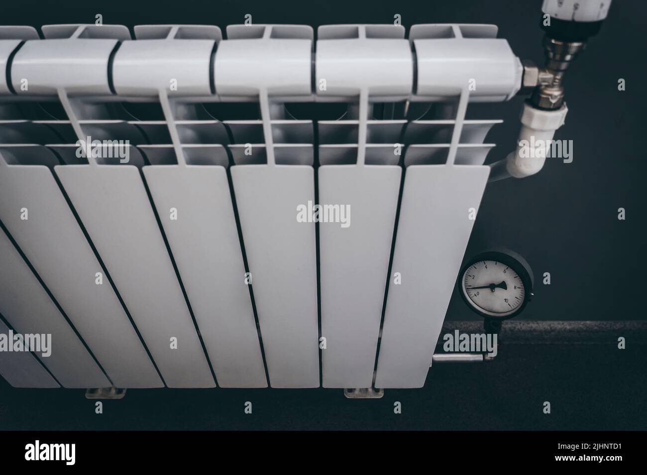 la batterie est à peine chaude pendant la saison de chauffage. Appareils de chauffage dans la maison. Appareil de mesure de la pression ou thermomètre dans le tuyau de chauffage. Banque D'Images