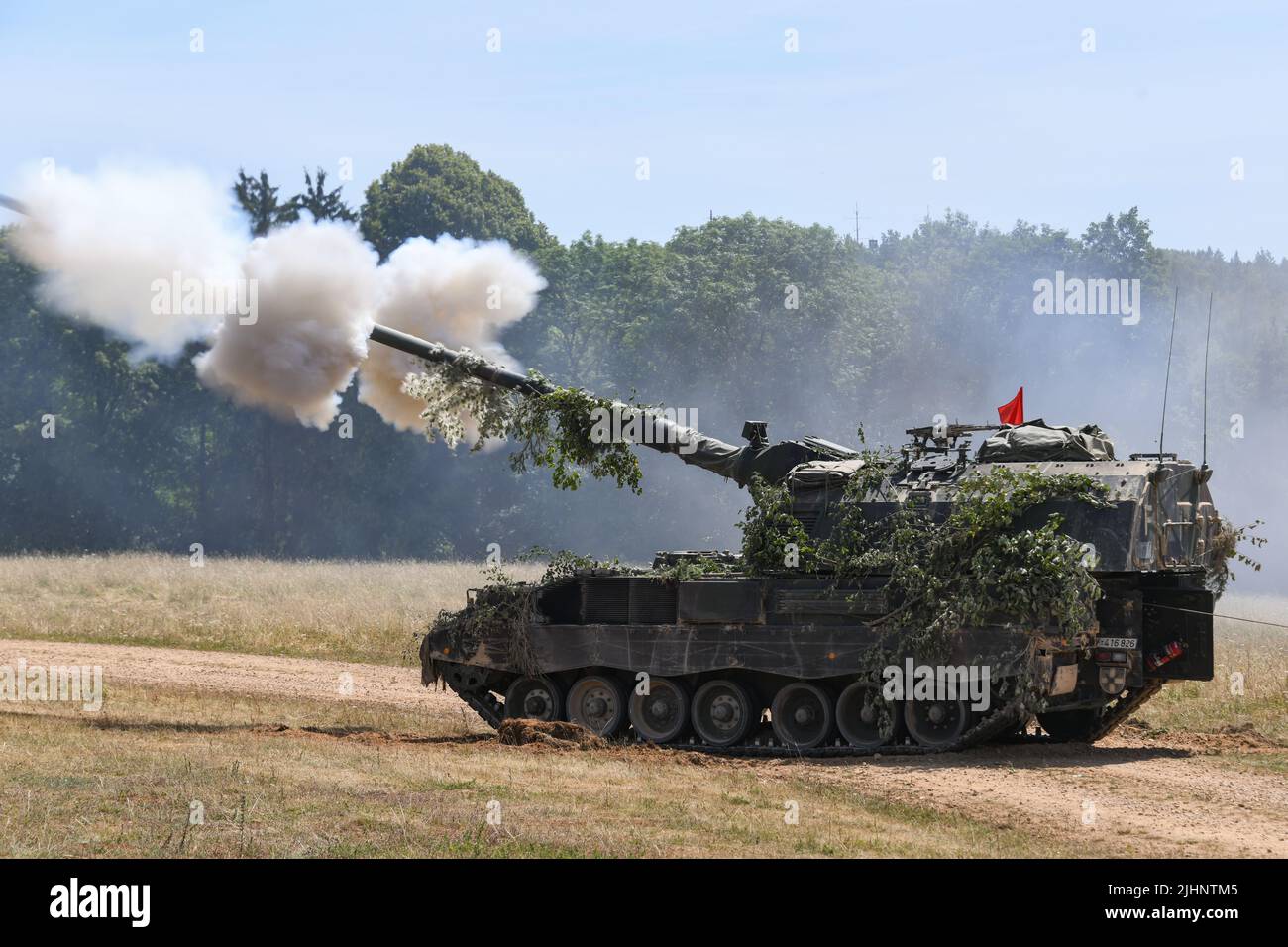 Les soldats allemands avec 4th batterie, 131st Bataillon d'artillerie effectuent une mission d'incendie avec des obusiers automoteurs dans le cadre de l'exercice Dynamic Front 22 (DF 22) dans la zone d'entraînement de Grafenwoehr du Commandement de l'instruction de l'Armée de terre 7th, en Allemagne, au 18 juillet 2022. DF22, dirigé par le Commandement de l'Artillerie 56th et dirigé par l'armée américaine Europe et Afrique, est le premier exercice de l'OTAN allié et partenaire intégré de l'OTAN dans le théâtre européen axé sur l'interopérabilité des feux et l'augmentation de la préparation, la létalité et l'interopérabilité dans les domaines humains, procéduraux et techniques. (É.-U. Photo de l'armée par Markus Rauche Banque D'Images