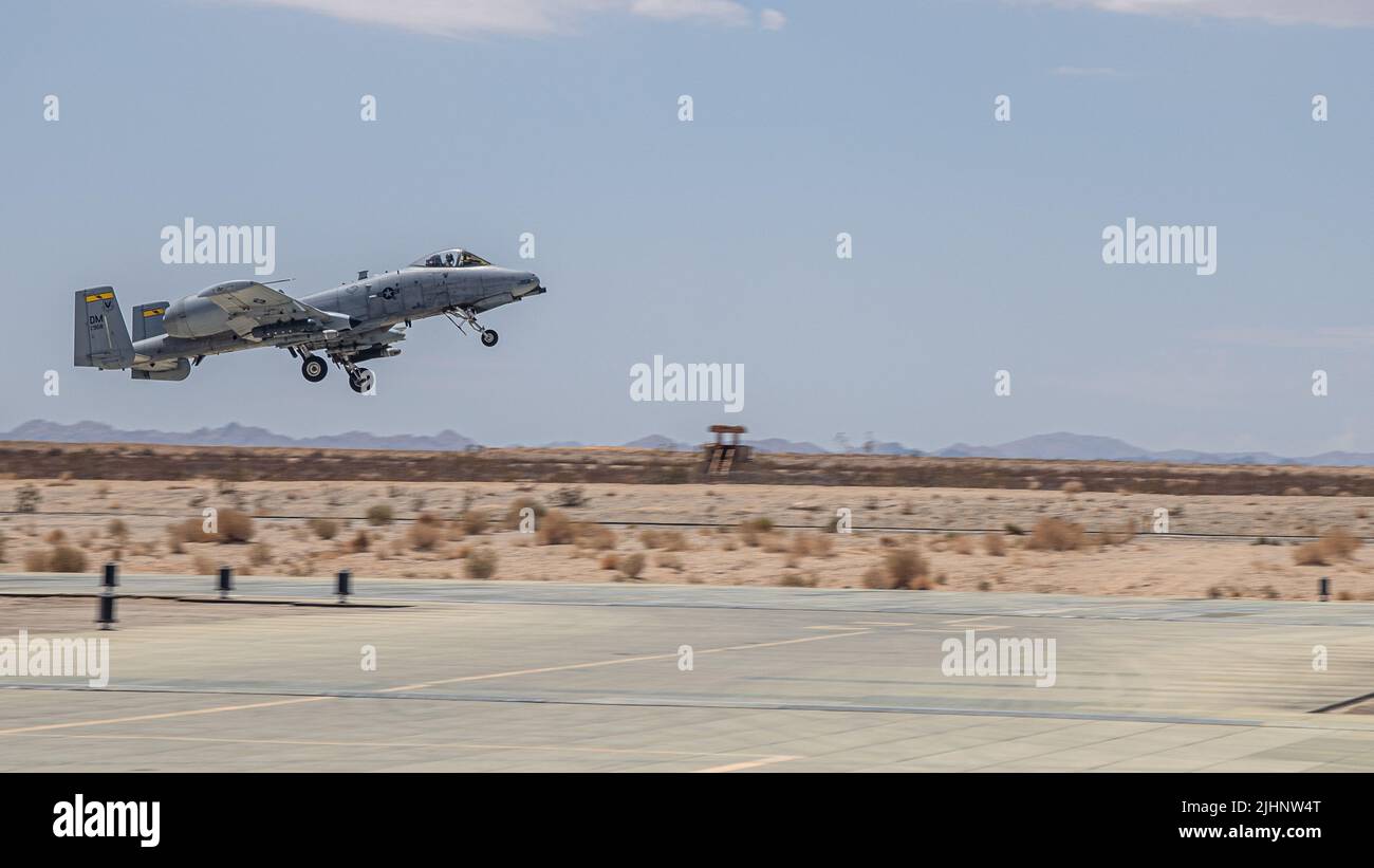 Un pilote De combat A-10 Warthog, doté du 357th Escadron d'appui, 355th escadre d'appui, prend son envol après avoir reçu du carburant de l'escadre de soutien de la Marine (SMSS) 473 au Centre de combat aérien-terrestre du corps maritime, Twentynine Palms, en Californie, sur 18 juillet 2022. Les pilotes de l'escadron de chasseurs 357th ont débarqué à Camp Wilson pour se qualifier à l'atterrissage sur des surfaces non améliorées et ont fourni à Marines du MWSS-473 un mémoire de familiarisation à l'aéronef. (É.-U. Corps maritime photo par Cpl. Ryan Schmid) Banque D'Images