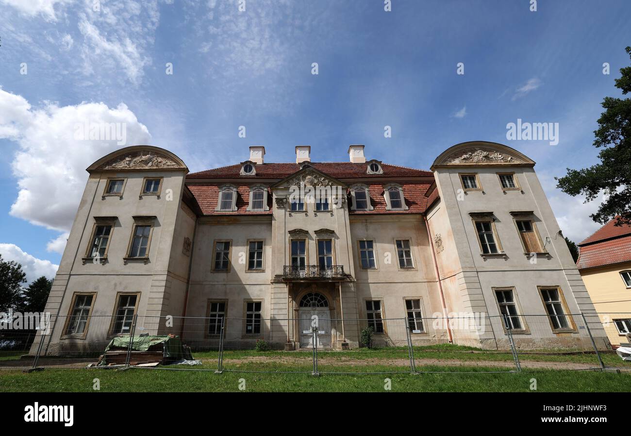 Ivenack, Allemagne. 14th juillet 2022. L'ensemble du château d'Ivenack est un grand chantier de construction. Le complexe est en cours de rénovation depuis 2016, et le Marstall déjà achevé (pas sur la photo) deviendra le siège du bureau forestier de 20 juillet 2022. L'ensemble du château est considéré comme un monument d'importance nationale, et le réaménagement est également soutenu par des fonds fédéraux. Avant 1945, Ivenack était le plus grand domaine de Mecklembourg avec une superficie de 7500 hectares et est connu dans le monde entier pour ses chênes de 1000 ans. Credit: Bernd Wüstneck/dpa/Alay Live News Banque D'Images