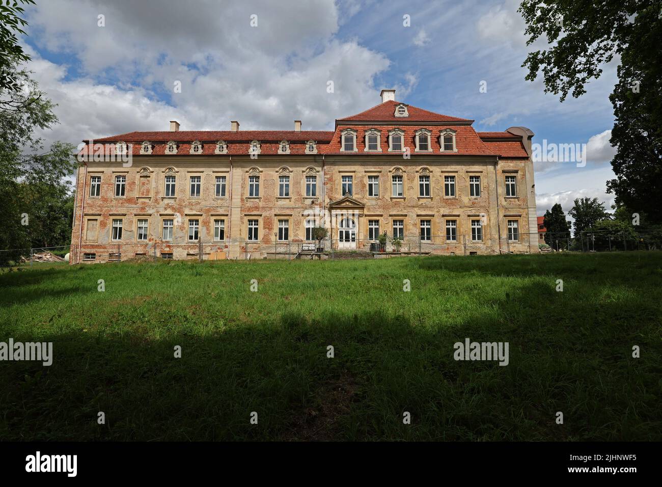 Ivenack, Allemagne. 14th juillet 2022. L'ensemble du château d'Ivenack est un grand chantier de construction. Le complexe est en cours de rénovation depuis 2016, et le Marstall déjà achevé (pas sur la photo) deviendra le siège du bureau forestier de 20 juillet 2022. L'ensemble du château est considéré comme un monument d'importance nationale, et le réaménagement est également soutenu par des fonds fédéraux. Avant 1945, Ivenack était le plus grand domaine de Mecklembourg avec une superficie de 7500 hectares et est connu dans le monde entier pour ses chênes de 1000 ans. Credit: Bernd Wüstneck/dpa/Alay Live News Banque D'Images
