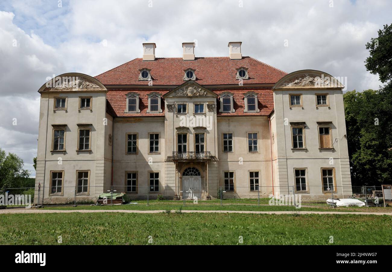 Ivenack, Allemagne. 14th juillet 2022. L'ensemble du château d'Ivenack est un grand chantier de construction. Le complexe est en cours de rénovation depuis 2016, et le Marstall déjà achevé (pas sur la photo) deviendra le siège du bureau forestier de 20 juillet 2022. L'ensemble du château est considéré comme un monument d'importance nationale, et le réaménagement est également soutenu par des fonds fédéraux. Avant 1945, Ivenack était le plus grand domaine de Mecklembourg avec une superficie de 7500 hectares et est connu dans le monde entier pour ses chênes de 1000 ans. Credit: Bernd Wüstneck/dpa/Alay Live News Banque D'Images