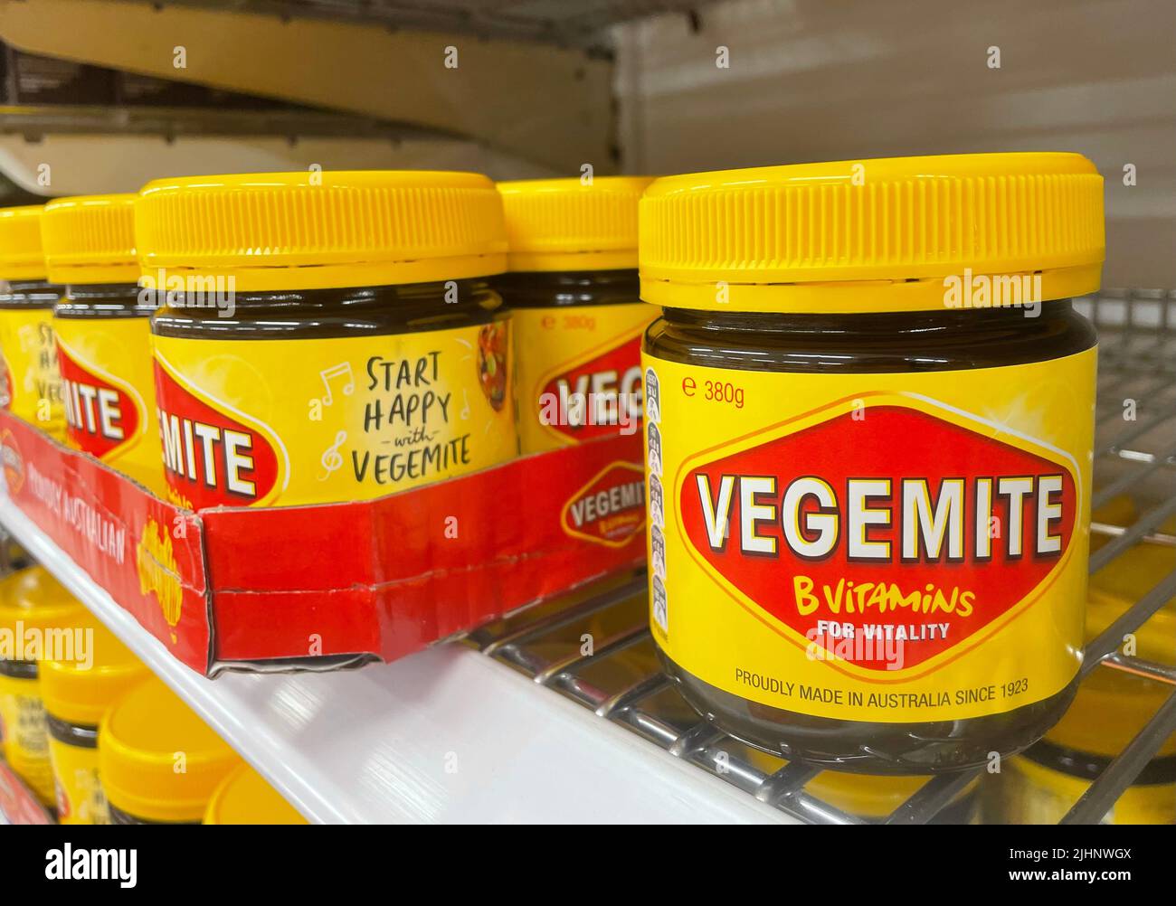 Wollongong, Australie. 08th juillet 2022. Des bocaux de la populaire étendue australienne Vegemite se trouvent sur une étagère dans un supermarché. Vegemite a été développé il y a environ 100 ans, et le premier pot a été vendu en 1923. (À dpa-Korr '100 ans de Végémite - la plus emblématique propagation de l'Australie') Credit: Michelle Ostwald/dpa/Alamy Live News Banque D'Images