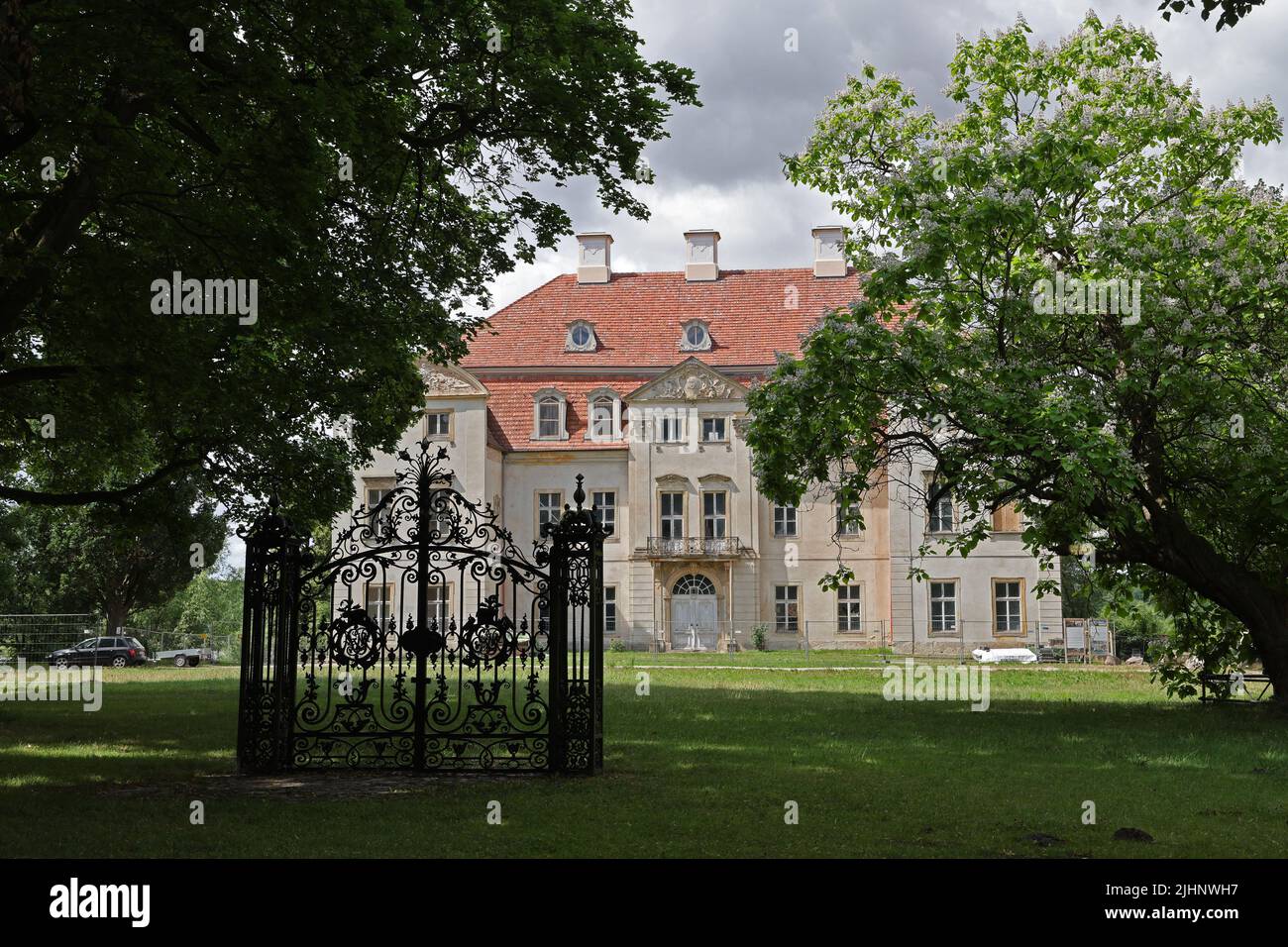 Ivenack, Allemagne. 14th juillet 2022. L'ensemble du château d'Ivenack est un grand chantier de construction. Le complexe est en cours de rénovation depuis 2016, et le Marstall déjà achevé (pas sur la photo) deviendra le siège du bureau forestier de 20 juillet 2022. L'ensemble du château est considéré comme un monument d'importance nationale, et le réaménagement est également soutenu par des fonds fédéraux. Avant 1945, Ivenack était le plus grand domaine de Mecklembourg avec une superficie de 7500 hectares et est connu dans le monde entier pour ses chênes de 1000 ans. Credit: Bernd Wüstneck/dpa/Alay Live News Banque D'Images