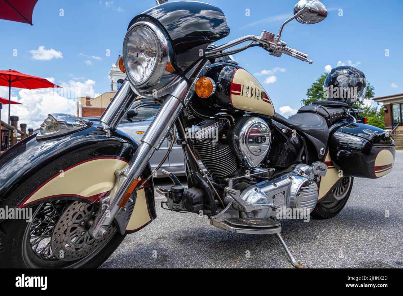 Une moto indienne classique sur la place de la ville de Blairsville, une communauté pittoresque dans les montagnes de la Géorgie du Nord. (ÉTATS-UNIS) Banque D'Images